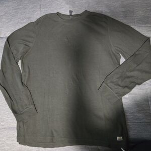 Vuori Men's Long Sleeve Shirt in Dark Olive. Lightly Worn Knitted Fabric